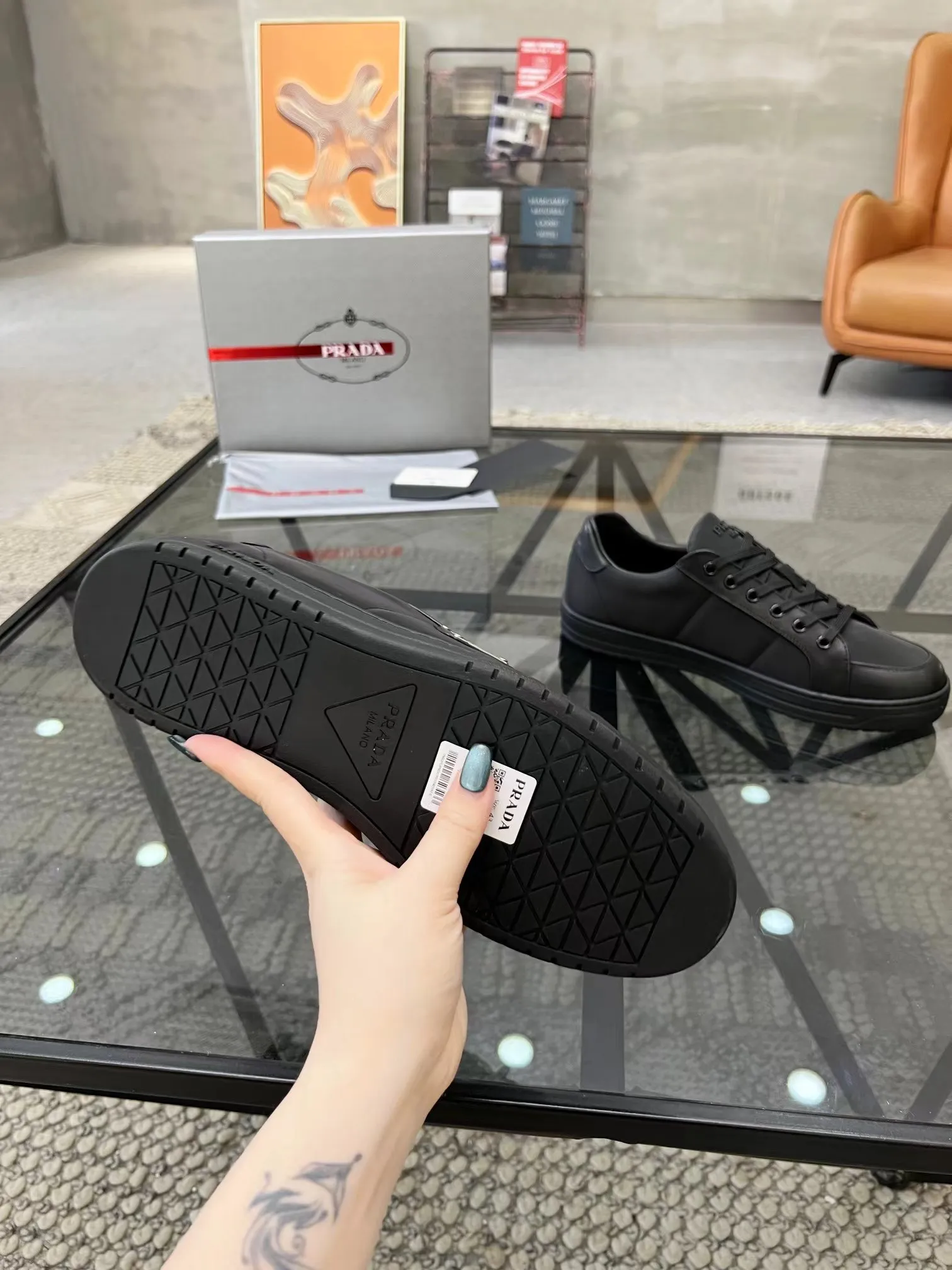 P380 38-45 Prada Prada’s new men’s leather sneakers, the highest version on the market, any comparison is welcome🆚! The original leather has excellent texture and is super high-end! Fetal sheep net lining imported from Italy, removable pad! Luxurious materials and fine workmanship, highly recommended!